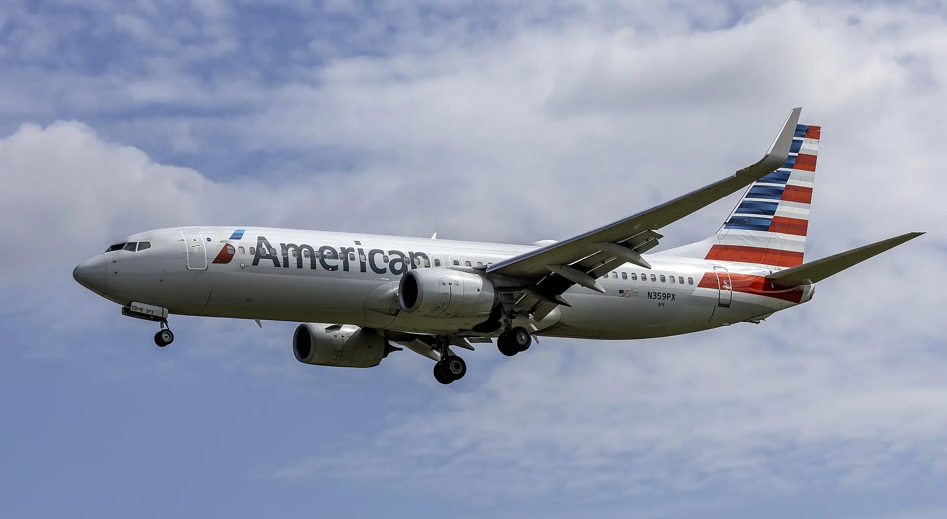 An American Airlines Boeing 737-800 in flight