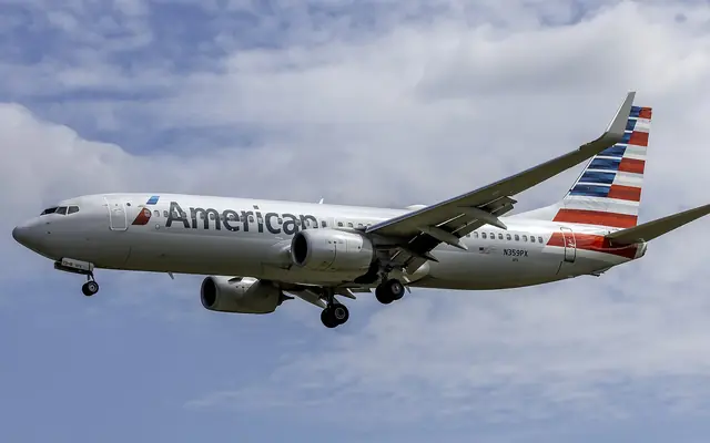 An American Airlines Boeing 737-800 in flight