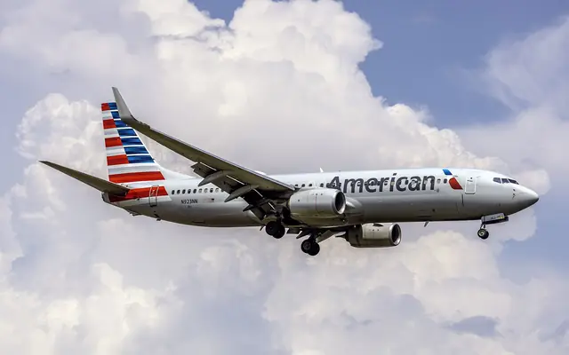 An American Airlines Boeing 737-800 in flight