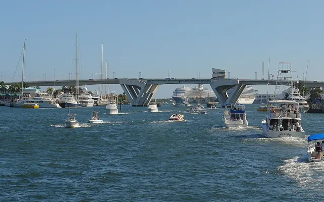 Shooters Waterfront: boats traversing the Intracoastal Waterway towards the 17th Street Causeway Bridge near Port Everglades in Fort Lauderdale