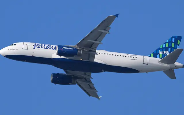 A JetBlue Airbus A320 climbing after takeoff