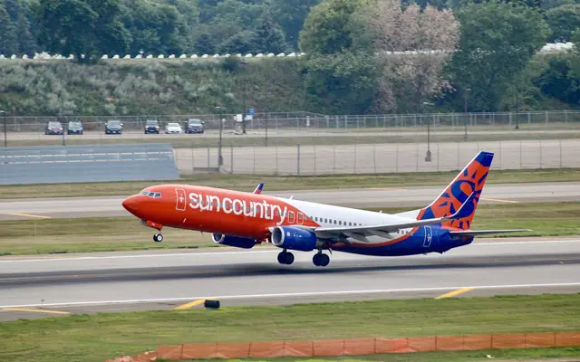 A Sun Country Airlines Boeing 737-800 departing Minneapolis-Saint Paul