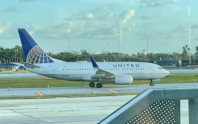 A United Airlines Boeing 737 at Fort Lauderdale-Hollywood International Airport
