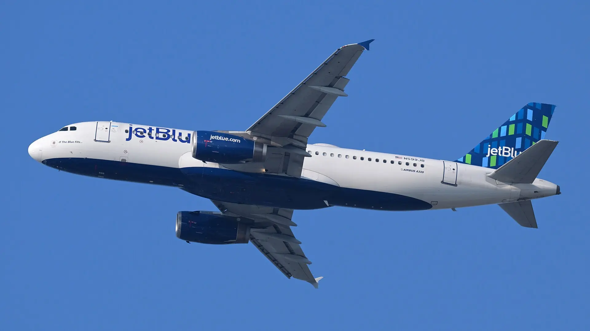 A JetBlue Airbus A320 climbing after takeoff