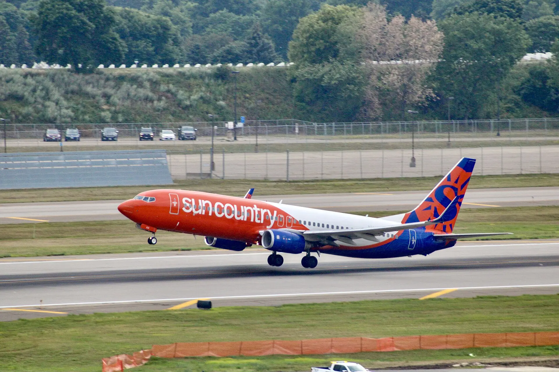 A Sun Country Airlines Boeing 737-800 departing Minneapolis-Saint Paul