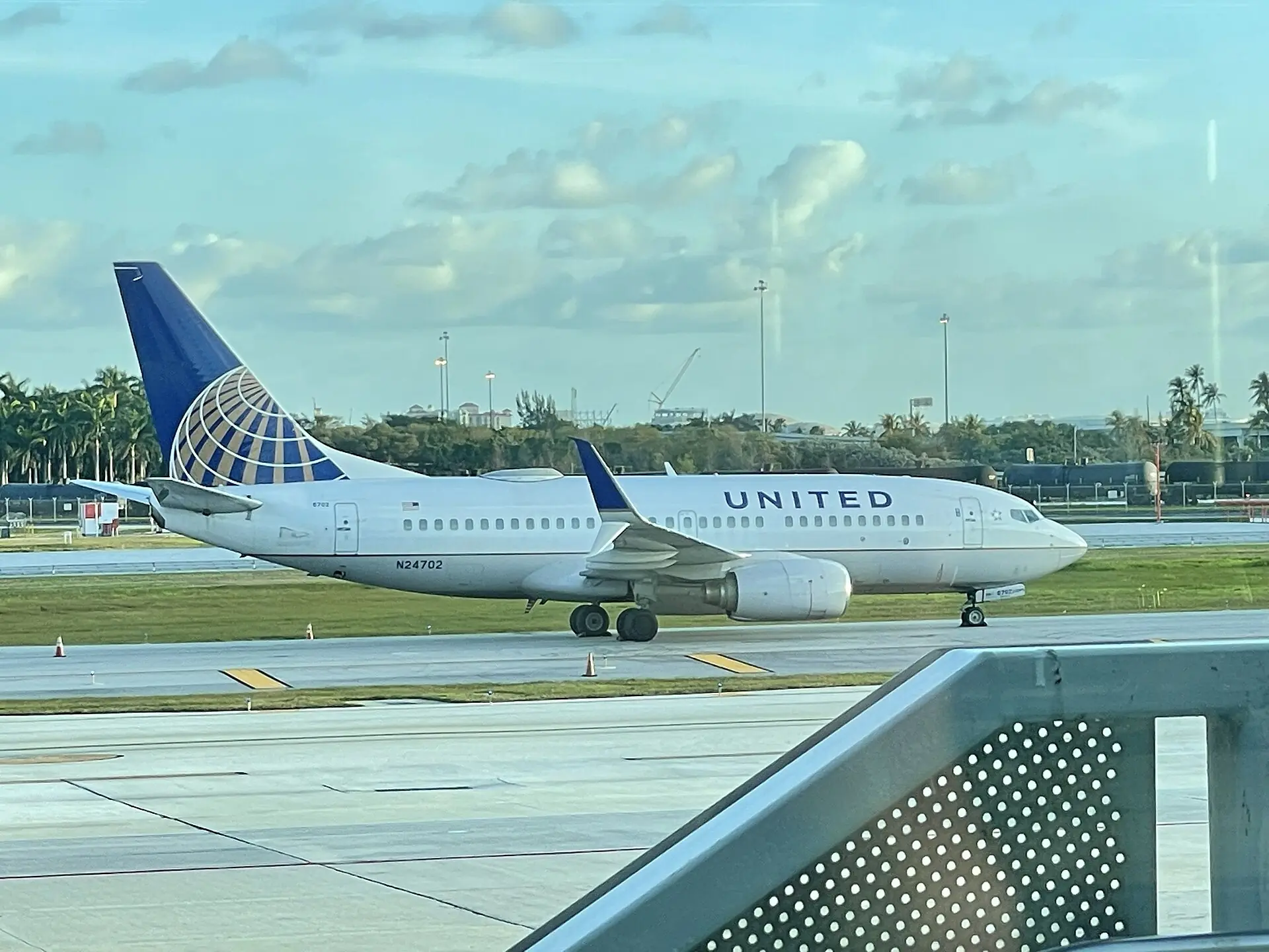 A United Airlines Boeing 737 at Fort Lauderdale-Hollywood International Airport